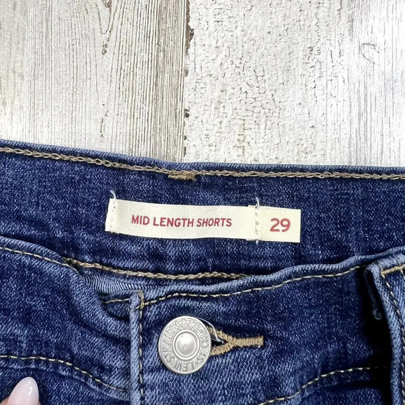 Levi's Women's Distressed Denim Mid-Length‎ Shorts Size 29 Blue Casual Summer - Picture 2 of 4